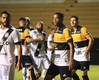 Arcanjo faz questão de contrariar a torcida e mantém Moreno