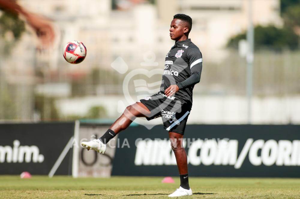 De saída do Corinthians, meia entra na mira de rival do Brasileirão