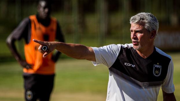 Ex-vocalista de pagode, técnico do Volta Redonda comemora classificação cantando