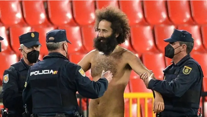 Homem que invadiu jogo da Liga Europa pelado ficou escondido por 14h no estádio