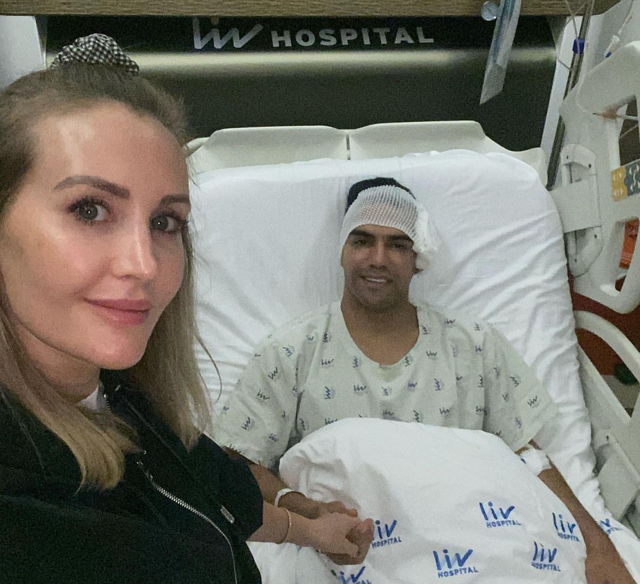 Atacante colombiano fratura rosto e é submetido à cirúrgia