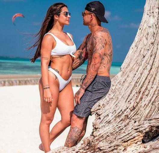 De biquíni de tirar o fôlego, gata ganha declaração de ex-Palmeiras