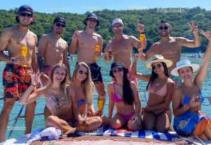 Com mulheres de biquíni, jogadores do Inter curtem folga sem máscara e geram polêmica