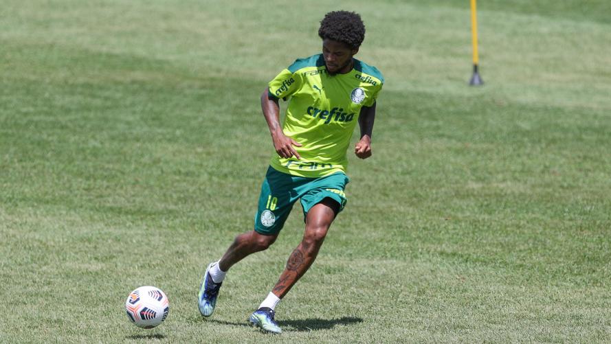 Fora da Supercopa, Luiz Adriano treina e vira opção no Palmeiras para a Recopa