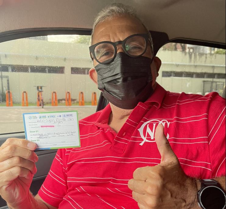 Vacinado com camisa do Náutico, treinador rebate negacionistas