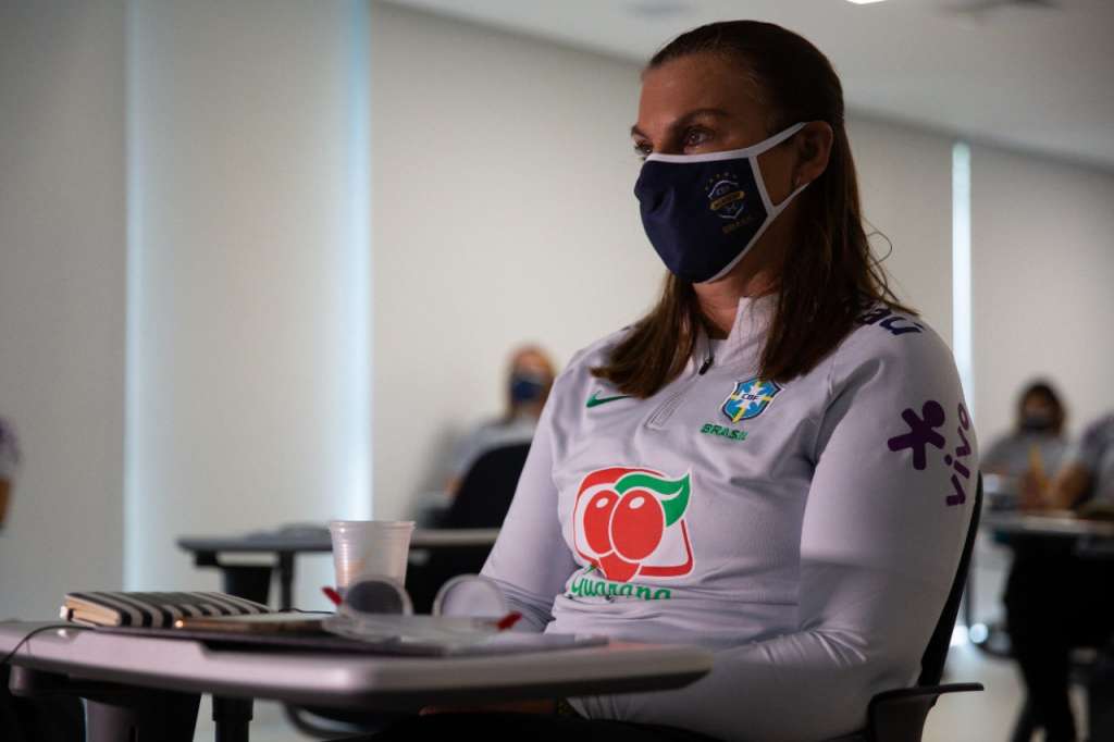 Após carreira nos gramados, ex-jogadoras seguem no futebol em cargos na CBF