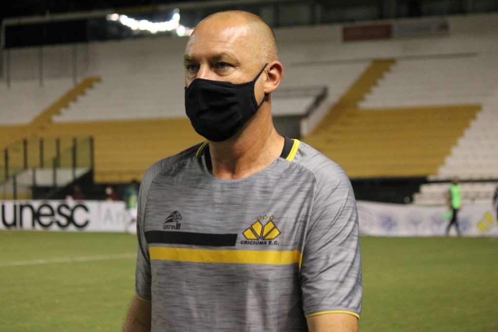 Técnico interino comemora primeira vitória do Criciúma em 2021 e fim do maior jejum da história do clube (Foto: Celso da Luz/Criciúma)