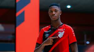 Fim da novela! Athletico-PR enfim apresenta oficialmente atacante ex-Botafogo