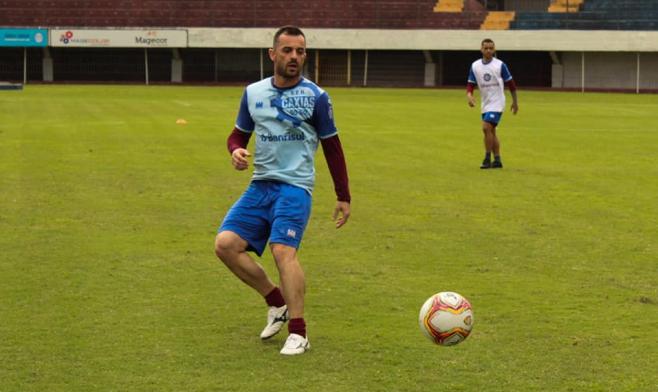 Gaúcho: Volante pede foco total do Caxias para jogo decisivo contra o Grêmio