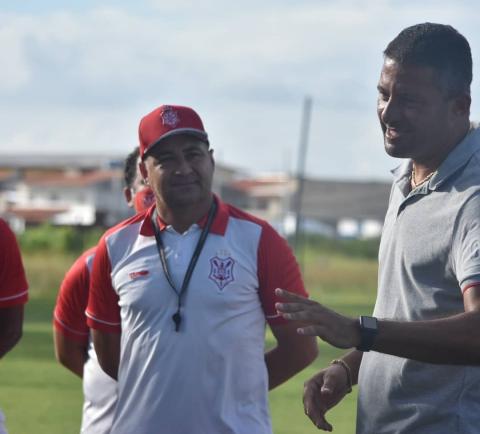 Antes de clássico sergipano, técnico recebe visita de ex-atacante da seleção
