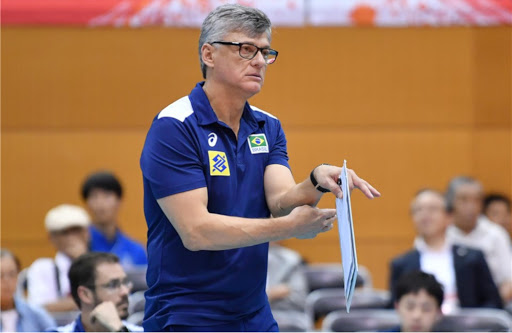Técnico da seleção de vôlei, Renan testa positivo para a covid-19