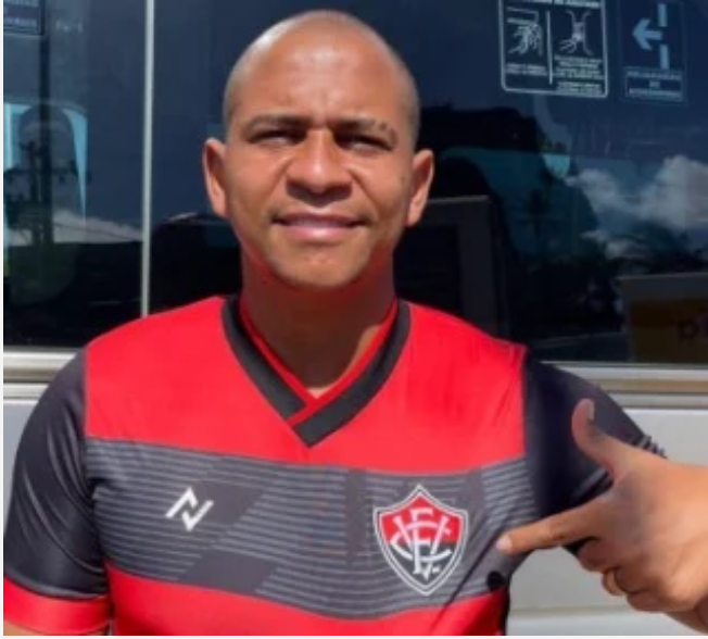 Após pouco mais de um mês no clube, Walter rescinde contrato com o Vitória