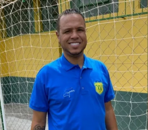 De volta ? Luis Fabiano veste camisa do XV de Jaú e anima torcida