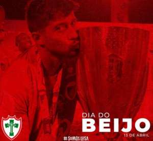 Na taça e na camisa! Clube do Paulista A2 exalta Dia Internacional do Beijo