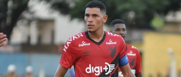 Volante do Athletico-PR deve assinar com rival do Brasileirão nesta quarta-feira