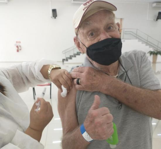 “Narrador dos bordões” toma a segunda dose de vacina contra a Covid-19