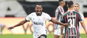 Em baixa, gringo vai de intocável a negociável no Corinthians