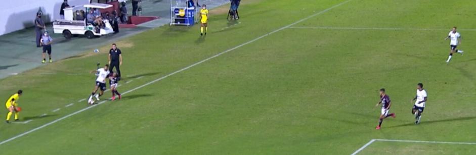 Imagem da Sportv mostra que a bola saiu antes do cruzamento do gol