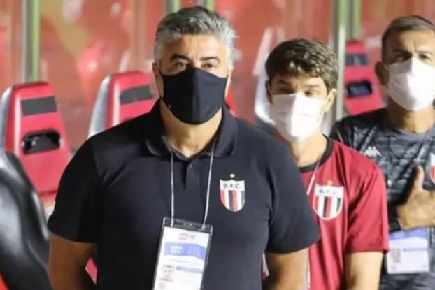 Treinador com passagens pelos rivais é oficializado no Santa Cruz