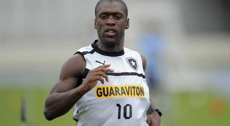 Para evitar racismo, Seedorf quer punição a jogador que tapar boca ao falar com rival