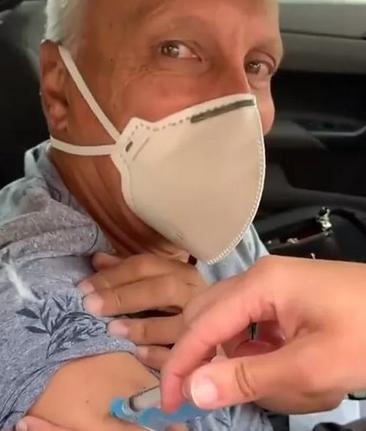 Ídolo do Atlético-MG é vacinado contra Covid-19; Profissionais estavam sem luvas