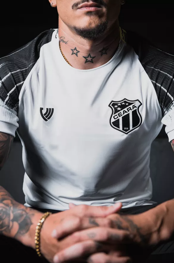 Buscando fundo para o combate a pandemia, Ceará faz rifa de camisa com instituição