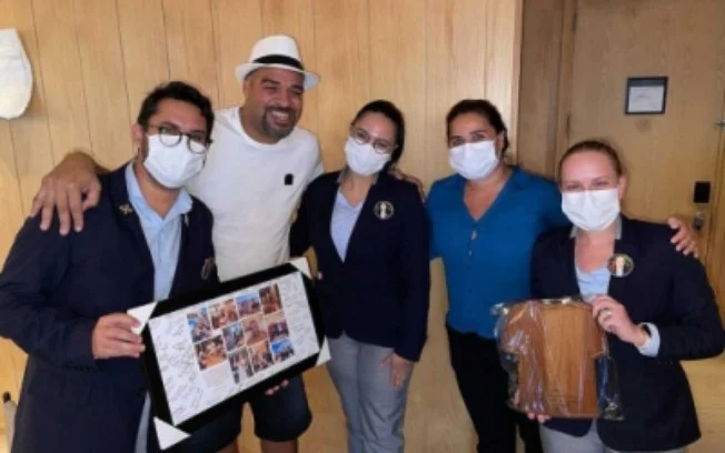 Sentindo em ‘casa’, Adriano Imperador recebe homenagem de funcionários de hotel