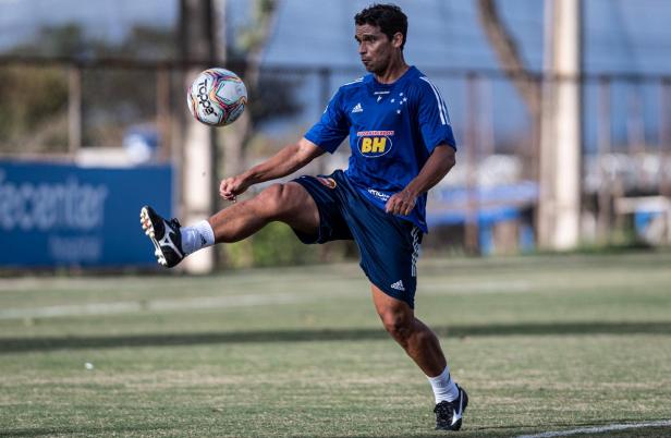 Justiça intima Cruzeiro a pagar mais de R$ 1 milhão a volante Jean