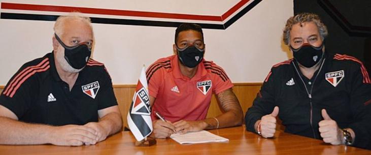 Reinaldo assinou renovação com o São Paulo até o final de 2022 (Foto: Erico Leonan/São Paulo)