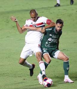 Miranda celebra reestreia pelo São Paulo e promete esforço por títulos