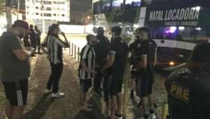 Zagueiro do Botafogo discute com torcedores após queda: 