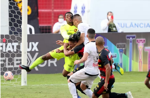 Após sofrer fratura na face, goleiro do Sport passa por cirurgia e só volta em julho