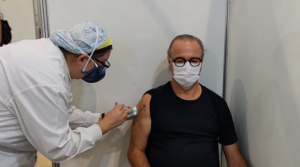 Presidente do Coritiba recebe a primeira dose da vacina contra Covid-19