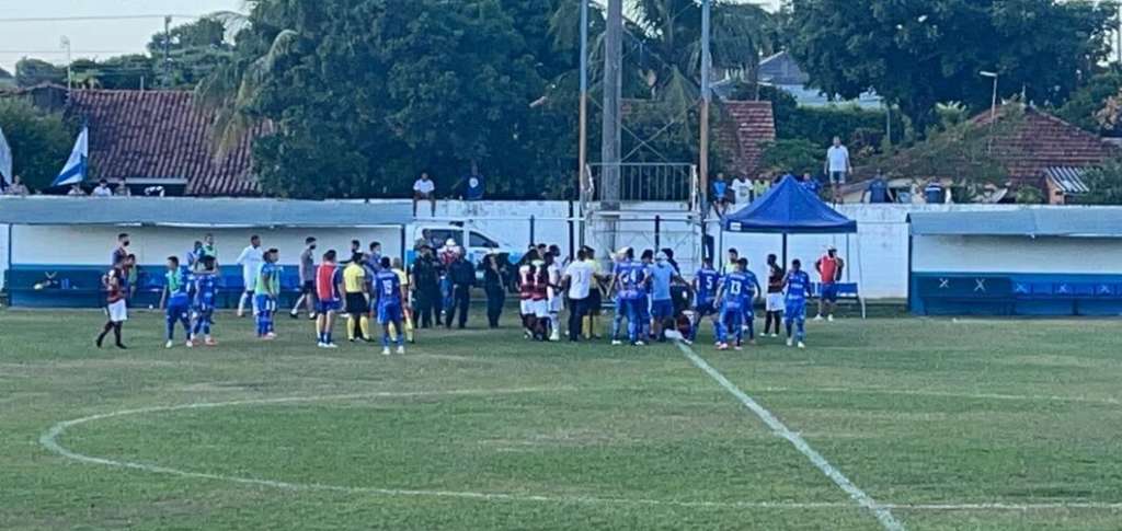 Polícia acerta tiro em meia e zagueiro é preso em jogo de Estadual