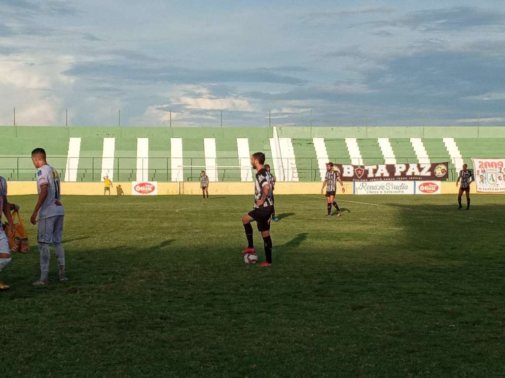 Meio-campista Clayton não teve destaque no jogo - Foto: Max Oliveira