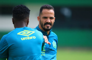 Multa milionária dificulta saída de atacante da Chapecoense para o Botafogo