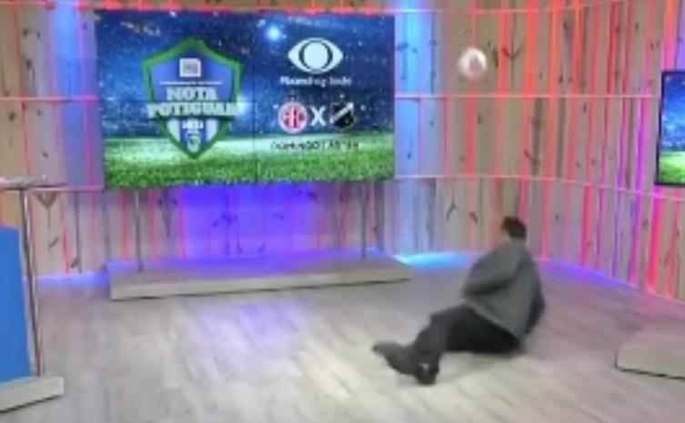 Apresentador tenta fazer embaixadinha e leva tombaço ao vivo; VÍDEO AQUI!