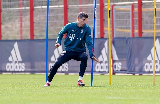 Lewandowski volta a treinar com bola e fica próximo de retorno no Bayern de Munique
