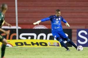Náutico e Sport disputam goleiro de time do Brasileirão