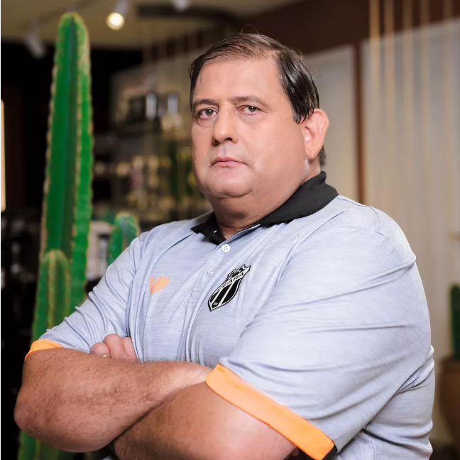 De Gordiola à modelo, Guto Ferreira participa de lançamento de novas camisas do Ceará