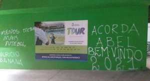 Muro do Palmeiras é pichado com cobranças a Abel Ferreira, Galiotte e jogadores