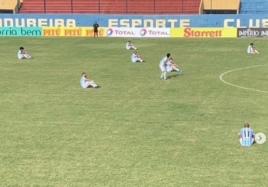 Carioca: Sem receber, jogadores sentam em campo; Clube culpa TV e Ferj