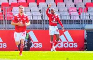 Meia ex-Flamengo faz gol olímpico pelo Brest, no Campeonato Francês