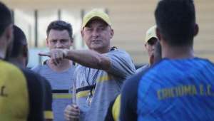 Wilsão não joga a toalha, mas vê cenário difícil para o Criciúma escapar da queda