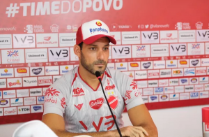 Atacante no Vila Nova de 39 anos renova contrato por três meses