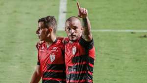 De volta ao Brasil, ex-Ponte marca e dá assistência em vitória do Atlético-GO