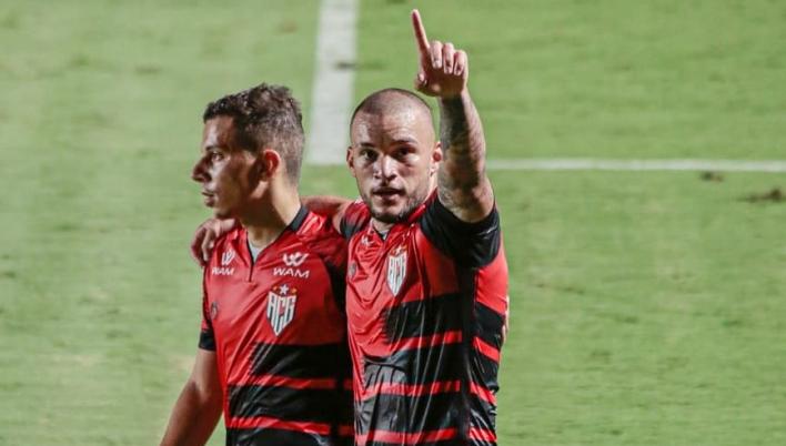 De volta ao Brasil, ex-Ponte marca e dá assistência em vitória do Atlético-GO