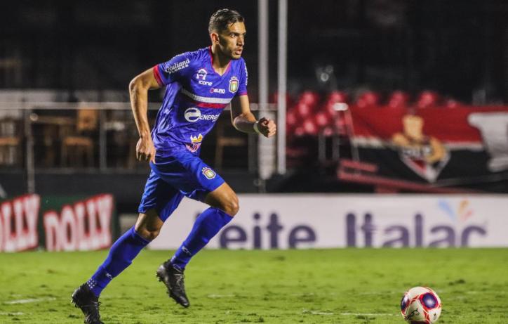 Destaque do São Caetano, zagueiro está na mira do Vasco da Gama