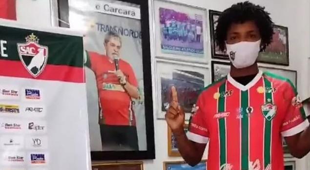 Na apresentação, reforço se confunde e troca o nome do clube