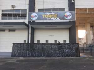 Torcida de time do Paulistão protesta com faixas e pede saída de técnico